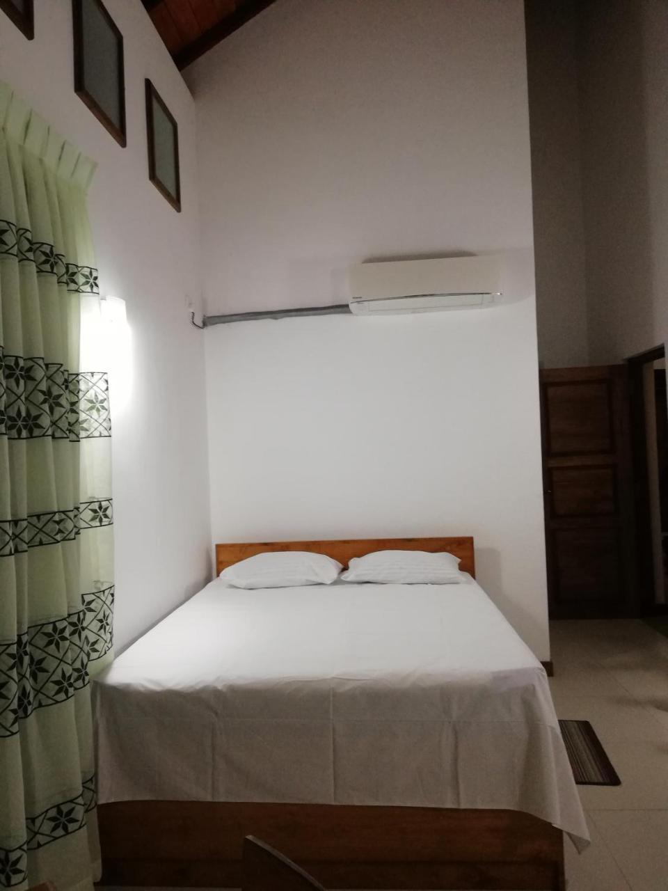 Bed and Breakfast Air Port 5 Minutes Super Clean Upul Negombo Esterno foto