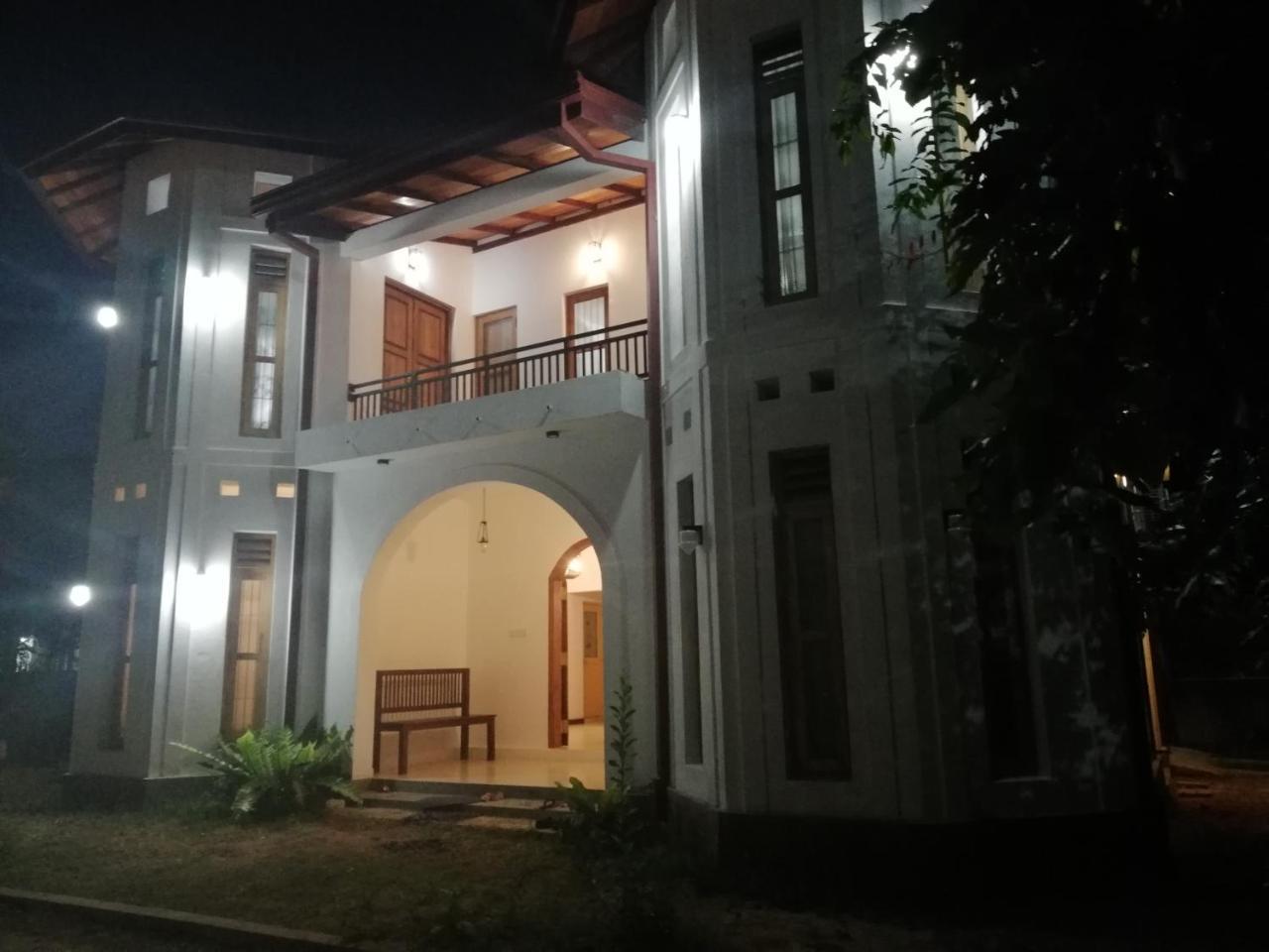 Bed and Breakfast Air Port 5 Minutes Super Clean Upul Negombo Esterno foto